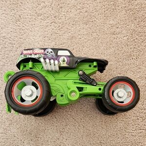 Hot Wheels Grave Digger pop up crazy crasher Truck